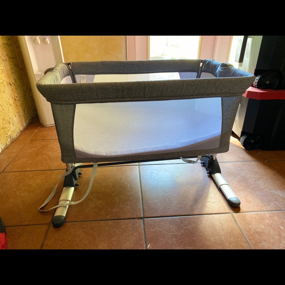 Bed side co sleeper / bassinet